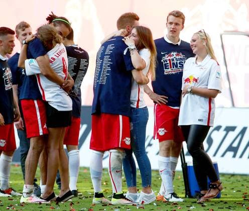 Leipzig, 08.05.2016, Red Bull Arena, Fussball, 2. Bundesliga, 33.Spieltag. , RB Leipzig vs. Karlsruher SC , Im Bild v.l.: Yussuf Poulsen mit Freundin im Arm, Lukas Klostermann mit Freundin im Arm und Marcel Halstenberg mit Freundin. , RB Leipzig jubelt nach dem Sieg und steht als Aufsteiger in die 1. Bundesliga fest! ,