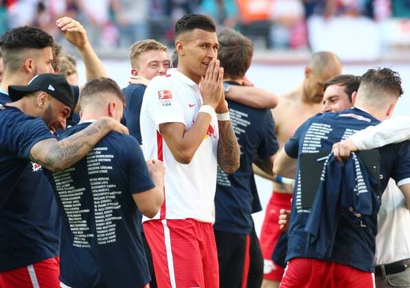 Leipzig, 08.05.2016, Red Bull Arena, Fussball, 2. Bundesliga, 33.Spieltag. , RB Leipzig vs. Karlsruher SC 2:0 (0:0). , Im Bild: Leipzigs Davie Selke kanns nicht fassen, inmitten der jubelnden Mannschaft. , RB Leipzig jubelt nach dem Sieg und steht als Aufsteiger in die 1. Bundesliga fest! ,