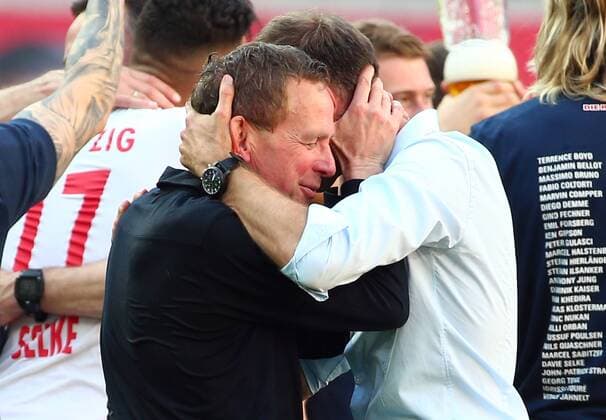Leipzig, 08.05.2016, Red Bull Arena, Fussball, 2. Bundesliga, 33.Spieltag. , RB Leipzig vs. Karlsruher SC 2:0 (0:0). , Im Bild: RB Leipzig Trainer Ralf Rangnick (li.) mit RB Leipzig Präsident Oliver Mintzlaff. , RB Leipzig jubelt nach dem Sieg und steht als Aufsteiger in die 1. Bundesliga fest! ,