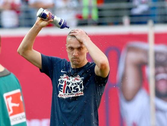 Leipzig, 08.05.2016, Red Bull Arena, Fussball, 2. Bundesliga, 33.Spieltag. , RB Leipzig vs. Karlsruher SC 2:0 (0:0). , Im Bild: Stefan Ilsanker, RB Leipzig. , RB Leipzig jubelt nach dem Sieg und steht als Aufsteiger in die 1. Bundesliga fest! ,