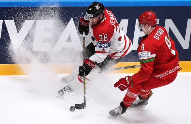 Bilder des Tages - SPORT ST. PETERSBURG, RUSSIA. MAY 9, 2016. Canada s Boone Jenner (L) and Belarus Roman Dyukov fight for the puck in their 2016 IIHF World Championship WM Weltmeisterschaft Preliminary Round Group B Ice hockey Eishockey match at the Yubileyny Sports Palace. Sergei Savostyanov TASS  TS02233F