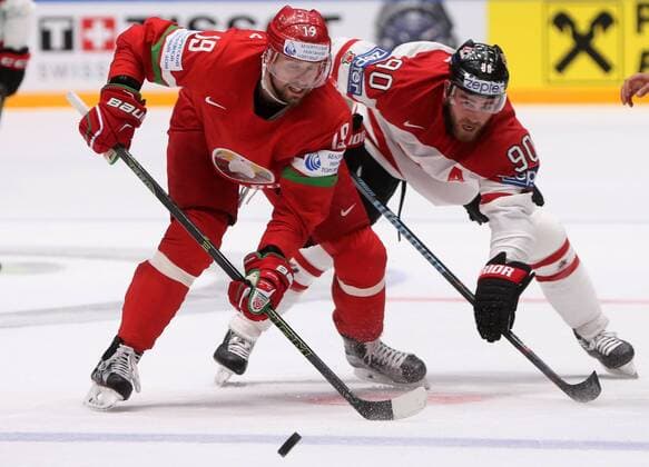 ST. PETERSBURG, RUSSIA. MAY 9, 2016. Belarus Nikita Komarov (L) and Canada s Ryan O Reilly fight for the puck in their 2016 IIHF World Championship WM Weltmeisterschaft Preliminary Round Group B Ice hockey Eishockey match at the Yubileyny Sports Palace. Team Canada won the game 8-0. Alexander Demianchuk TASS  TS0223D0