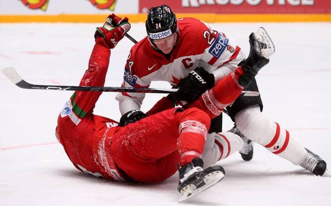 ST. PETERSBURG, RUSSIA. MAY 9, 2016. Belarus Roman Dyukov (L) and Canada s Corey Perry fight for the puck in their 2016 IIHF World Championship WM Weltmeisterschaft Preliminary Round Group B Ice hockey Eishockey match at the Yubileyny Sports Palace. Team Canada won the game 8-0. Alexander Demianchuk TASS  TS0223AA