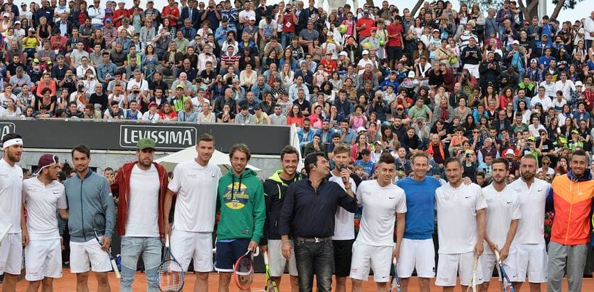 Francesco Totti spielt Charity Match beim Tennisturnier in Rom Francesco Totti con Roberta vinci, Andreas Seppi, Filippo Volandri e Nick Kyrgios, Daniele De Rossi, Stephan El Shaarawy, Edin Dzeko, Kevin Strootman, Alessandro Florenzi, Miralem Pjanic, presentati da Max Giusti. Roma 9-05-2016 Foro Italico Internazionali BNL d Italia, Charity Football Match Roma Cares. Foto AntoniettaxBaldassarre Insidefoto AntoxBaldassarre
