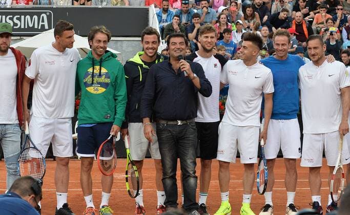 Francesco Totti spielt Charity Match beim Tennisturnier in Rom Francesco Totti con Roberta vinci, Andreas Seppi, Filippo Volandri e Nick Kyrgios, Daniele De Rossi, Stephan El Shaarawy, Edin Dzeko, Kevin Strootman, Alessandro Florenzi, Miralem Pjanic, presentati da Max Giusti. Roma 9-05-2016 Foro Italico Internazionali BNL d Italia, Charity Football Match Roma Cares. Foto AntoniettaxBaldassarre Insidefoto AntoxBaldassarre