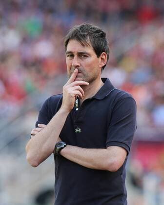 Fussball, 2. BL, 2. Bundesliga, Saison 2015 2016, Herren, Deutschland, 08.05.2016 1. FC Nürnberg - FC St. Pauli 1-0, v.l. Trainer Rene Weiler, 1. FC Nürnberg , Geste, Fingerzeig, Emotion, xklausxschillingerx