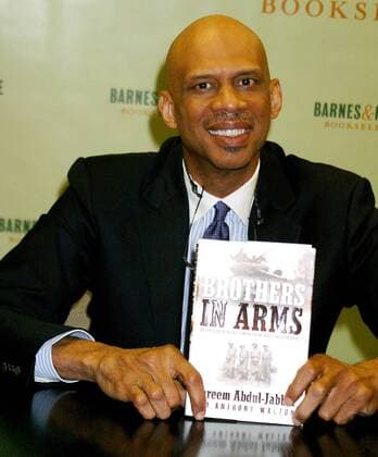 Jan. 1, 2011 - New York, New York, U.S. - K37067RM.KAREEM ABDUL-JABBAR SIGNS COPIES OF HIS BOOK BROTHERS IN ARMS: THE EPIC STORY OF THE 761ST TANK BATTALION, WW2 2. Weltkrieg 2. Weltkrieg S FORGOTTEN HEROES AT BARNES AND NOBLE ROCKEFELLER CENTER IN NEW YORK New York.5 5 2004. 2004.KAREEM ABDUL-JABBAR KAREEM ABDUL JABBAR RM - ZUMAmk1_