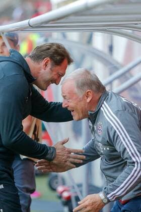 Trainer Ralph Hasenhuettl begruesst Co-Trainer Hermann Gerland (FC Bayern Muenchen), FC Ingolstadt 04 - FC Bayern Muenchen, 1. Bundesliga, Fussball, Spieltag 33, 07.05.2016, Ingolstadt Copyright: Strisch Eibner-Pressefoto EP_OSH
