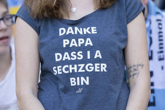 Fans, Fussballfans, supporters, spectators, Zuschauer, Jacke, Kutte, Weste, Fankurve t-shirt shirt Danke Papa, dass I a Sechzger bin Choreographie, Transparente, Show, Darstellung, Nachricht, Kommunikation, Fanchoreographie, Fankurve TSV 1860 MUENCHEN - SC PADERBORN 1-0 Fussball 2. Bundesliga , Muenchen, am 08.05.2016, 33.Spieltag, Saison 2015 2016, 2.Liga
