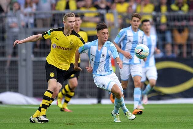 Fußball A-Junioren Halbfinale Borussia Dortmund - TSV 1860 München am 10.05.2016 im Signal Iduna Park in Dortmund Jacob Bruun Larsen ( Dortmund ), links - Julian Justvan ( München ), rechts Foto: Osnapix TT
