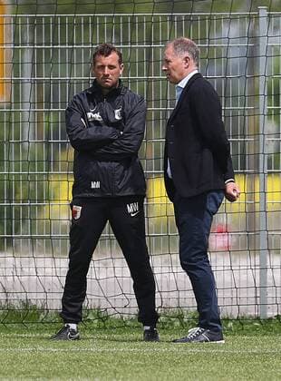 Stefan Reuter (Geschäftsführer FC Augsburg), im Gespräch mit Markus Weinzierl (Trainer FC Augsburg) auf dem Trainingsplatz, FC Augsburg, letztes öffentliches Training der Saison 2015 - 2016, 11.05.2016