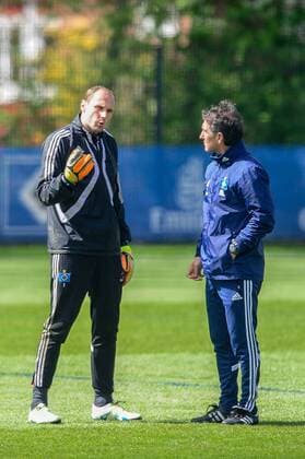 Deutschland, Hamburg , Trainingsgelände am Volkspark Stadion, Fussball, 1. Bundesliga, Saison 2015 2016 , Training des Hamburger SV , Jaroslav Drobny im Gespräch mit Trainer Bruno Labbadia(HSV)