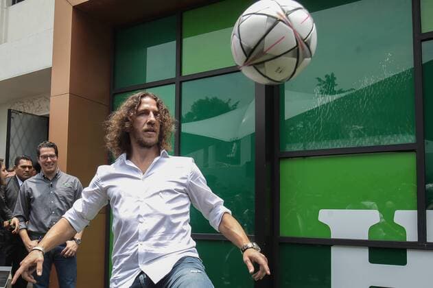 Former FC Barcelona Barca and Spanish national team Nationalteam player Carles Puyol plays with a ball during a press briefing in Mexico City, Mexico, 11 May 2016. Puyol visits the Mexican capital for the promotion of a beer brand that sponsors the international soccer event Champions League. EFE Alex Cruz. PUYOL DELIVERS PRESSER IN MEXICO CITY !ACHTUNG: NUR REDAKTIONELLE NUTZUNG!  MEX004 20160511-635986018152518904