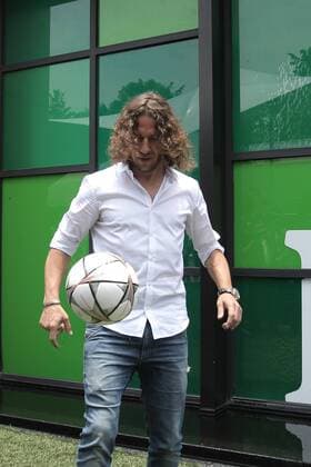 Former FC Barcelona Barca and Spanish national team Nationalteam player Carles Puyol plays with a ball during a press briefing in Mexico City, Mexico, 11 May 2016. Puyol visits the Mexican capital for the promotion of a beer brand that sponsors the international soccer event Champions League. EFE Alex Cruz PUYOL DELIVERS PRESSER IN MEXICO CITY !ACHTUNG: NUR REDAKTIONELLE NUTZUNG!  MEX005 20160511-635986022604914904