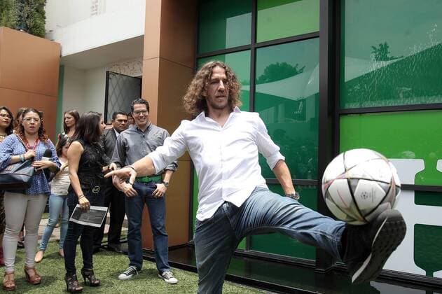Former FC Barcelona Barca and Spanish national team Nationalteam player Carles Puyol plays with a ball during a press briefing in Mexico City, Mexico, 11 May 2016. Puyol visits the Mexican capital for the promotion of a beer brand that sponsors the international soccer event Champions League. EFE Alex Cruz PUYOL DELIVERS PRESSER IN MEXICO CITY !ACHTUNG: NUR REDAKTIONELLE NUTZUNG!  MEX006 20160511-635986023260622904