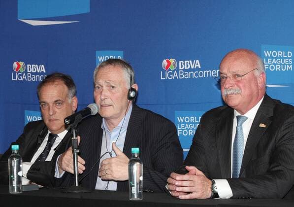 (L-R) President of the Leagues World Forum Richard Scudamore (C), President of the Spanish Professional Soccer League Javier Tebas (L) and President of the Bancomer MX league Enrique Bonilla deliver a presser at the Leagues World Forum 2016 in Mexico City, Mexico, 11 May 2016. EFE Mario Guzman LEAGUES WORLD FORUM 2016 !ACHTUNG: NUR REDAKTIONELLE NUTZUNG!  CMM003 20160512-635986113806782124