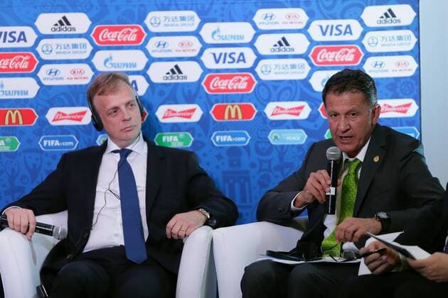 Director of FIFA Competitions Colin Smith (L) and coach of the Mexican national soccer team Juan Carlos Osorio deliver a presser in Mexico City for the FIFA Confederations Cup Russia 2017 in the frame of the 66th FIFA Congress in Mexico, 11 May 2016. EFE Jose Mendez FIFA CONFEDERATIONS CUP RUSSIA 2017 !ACHTUNG: NUR REDAKTIONELLE NUTZUNG!  CDM003 20160512-635986131070703469