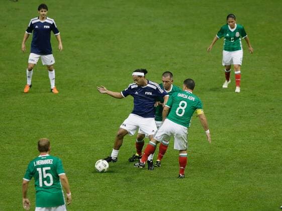 FIFA Legends Ronaldinho (L) fights for the ball with Mexico stars Juan de Dios Ramirez Perales (C) and Alberto Garcia Aspe (R) during a friendly match held at Azteca Stadium in Mexico City, Mexico, 11 May 2016. The match is played in the context of the 66th FIFA Congress at the city. EFE Jose Mendez FIFA LEGENDS FRIENDLY MATCH IN MEXICO CITY !ACHTUNG: NUR REDAKTIONELLE NUTZUNG!  FIF006 20160512-635986248606141143