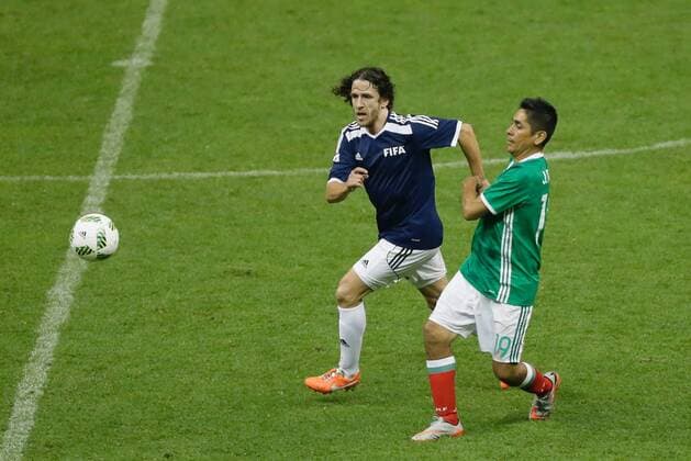 Mexico stars Jorge Campos (R) fights for the ball with FIFA Legends Carles Puyol during a friendly match held at Azteca Stadium in Mexico City, Mexico, 11 May 2016. The match is played in the context of the 66th FIFA Congress at the city. EFE Jose Mendez FIFA LEGENDS FRIENDLY MATCH IN MEXICO CITY !ACHTUNG: NUR REDAKTIONELLE NUTZUNG!  FIF008 20160512-635986265443885757