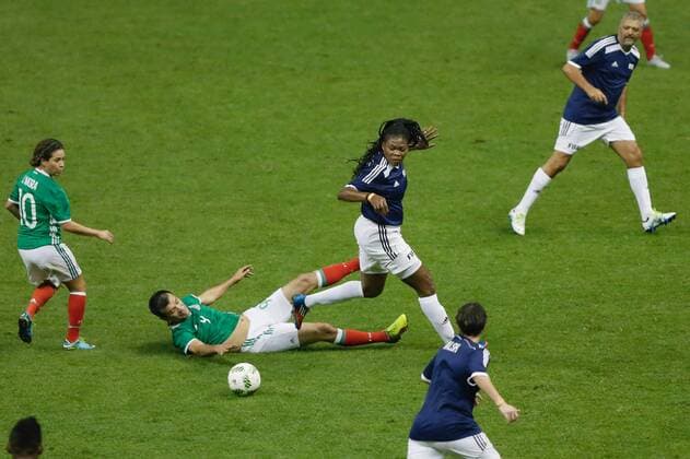 Mexico stars Jared Borguetti (C-L) fights for the ball with FIFA Legends Mercy Akide (C-R) during a friendly match held at Azteca Stadium in Mexico City, Mexico, 11 May 2016. The match is played in the context of the 66th FIFA Congress at the city. EFE Jose Mendez FIFA LEGENDS FRIENDLY MATCH IN MEXICO CITY !ACHTUNG: NUR REDAKTIONELLE NUTZUNG!  FIF009 20160512-635986271038669757