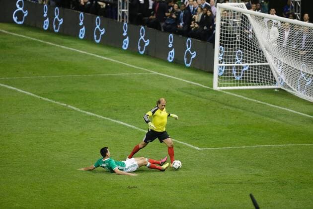 Mexico stars Jared Borguetti (L) fights for the ball with FIFA Legends Jorge Sere during a friendly match held at Azteca Stadium in Mexico City, Mexico, 11 May 2016. The match is played in the context of the 66th FIFA Congress at the city. EFE Jose Mendez FIFA LEGENDS FRIENDLY MATCH IN MEXICO CITY !ACHTUNG: NUR REDAKTIONELLE NUTZUNG!  FIF010 20160512-635986271694025757