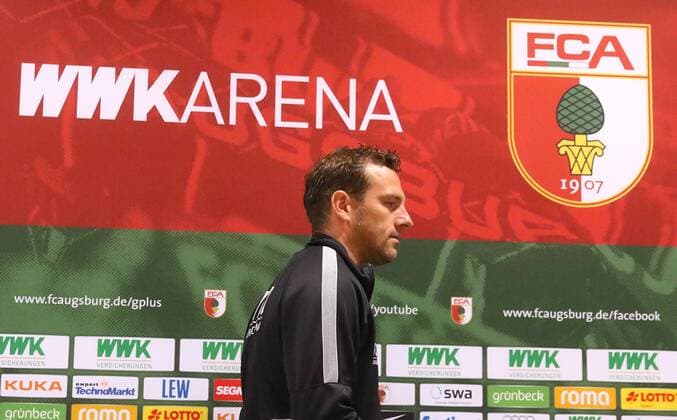 Themen der Woche - SPORT Bilder des Tages - SPORT Markus Weinzierl (Trainer FC Augsburg), FCA-Logos im Hintergrund, FC Augsburg, Pressekonferenz vor dem Spiel gegen den Hamburger SV, 12.05.2016