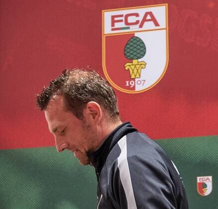 Markus Weinzierl (Trainer FC Augsburg) verlässt das Podium, FCA-Logo im Hintergrund, FC Augsburg, Pressekonferenz vor dem Spiel gegen den Hamburger SV, 12.05.2016