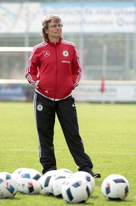 FUSSBALL - Ulrike BALLWEG ( Trainerin ) am 12.05.2016 während des U16 Juniorinnen Länderspiel Deutschland : Österreich im Jakob-Schaummaier-Sportpark, Traunstein, Deutschland