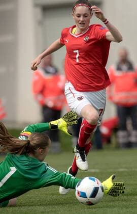 FUSSBALL - Laura SIEGER (GER) und Stefanie SCHNEEBERGER (AUT) am 12.05.2016 während des U16 Juniorinnen Länderspiel Deutschland : Österreich im Jakob-Schaummaier-Sportpark, Traunstein, Deutschland