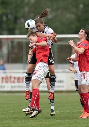 FUSSBALL - Melanie BRUNNTHALER (AUT) und Janet STOPKA (GER) am 12.05.2016 während des U16 Juniorinnen Länderspiel Deutschland : Österreich im Jakob-Schaummaier-Sportpark, Traunstein, Deutschland