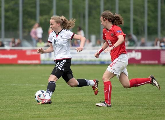 FUSSBALL - Andrea BRUNNER (GER) und Melanie BRUNNTHALER (AUT) am 12.05.2016 während des U16 Juniorinnen Länderspiel Deutschland : Österreich im Jakob-Schaummaier-Sportpark, Traunstein, Deutschland