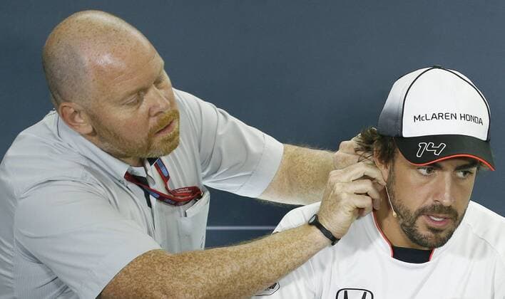 Bilder des Tages - SPORT Spanish Formula One pilot Fernando Alonso (R), during a press conference PK Pressekonferenz held at at Circuit de Barcelona-Catalunya racetrack in Barcelona, northeastern Spain, 12 May 2016. Spanish Formula One Grand Prix will take place the upcoming 15 May. GRAND PRIX OF SPAIN !ACHTUNG: NUR REDAKTIONELLE NUTZUNG!  GRA157 20160512-635986703362575210