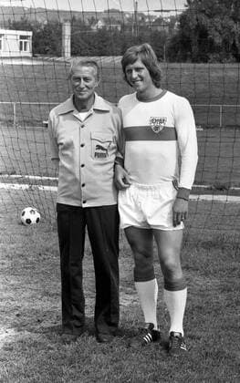 VfB Stuttgart Fototermin 1974 1975 Deutschland, Stuttgart, 15.07.1975, Fussball, 1. Bundesliga, Saison 1974 1975, VfB Stuttgart Fototermin Saison 1974 1975: v.l. Hermann Eppenhoff (Trainer), Hans-Joachim Weller.