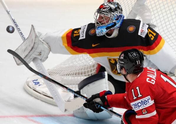 Bilder des Tages - SPORT ST PETERSBURG, RUSSIA. MAY 12, 2016. Germany s goaltender Timo Pielmeier (back) and Canada s Brendan Gallagher in their 2016 IIHF Ice hockey Eishockey WM Nationalteam LÃ¤nderspiel World Championships Group B Preliminary Round match at Yubileiny Arena. Alexander Demianchuk TASS  TS022A59