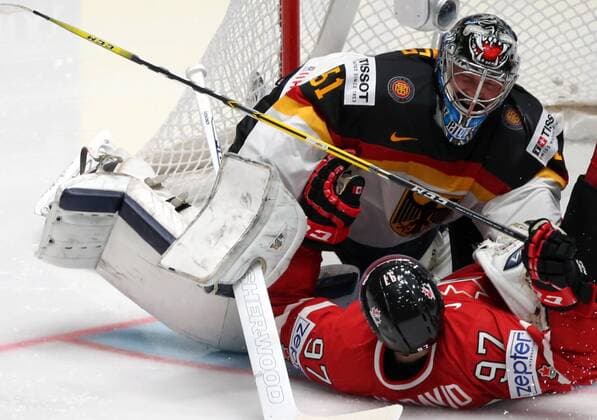 Eishockey WM, Deutschland - Kanada ST PETERSBURG, RUSSIA. MAY 12, 2016. Germany s goaltender Timo Pielmeier (51), and Canada s Connor McDavid in their 2016 IIHF Ice hockey Eishockey WM Nationalteam LÃ¤nderspiel World Championships Group B Preliminary Round match at Yubileiny Arena. Canada won 5-2. Sergei Savostyanov TASS  TS022AFA