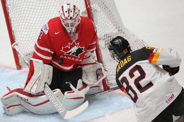Eishockey WM, Deutschland - Kanada ST PETERSBURG, RUSSIA. MAY 12, 2016. Canada s goaltender Cam Talbot (33) and Germany s Sinan Akdag (82) in their 2016 IIHF Ice hockey Eishockey WM Nationalteam LÃ¤nderspiel World Championships Group B Preliminary Round match at Yubileiny Arena. Canada won 5-2. Sergei Savostyanov TASS  TS022A9C