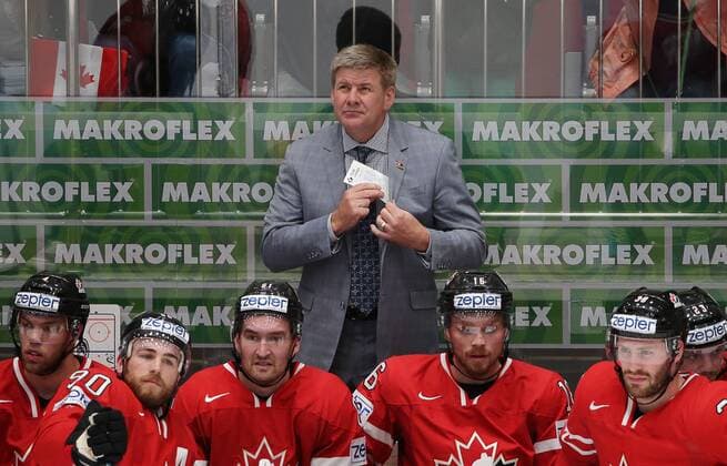 Eishockey WM, Deutschland - Kanada ST. PETERSBURG, RUSSIA. MAY 12, 2016. Canada s head coach Bill Peters (background) in the 2016 IIHF World Championship WM Weltmeisterschaft Preliminary Round Group B Ice hockey Eishockey match against Germany at Yubileyny Sports Palace. Team Canada won the game 5:2. Sergei Savostyanov TASS  TS022A62
