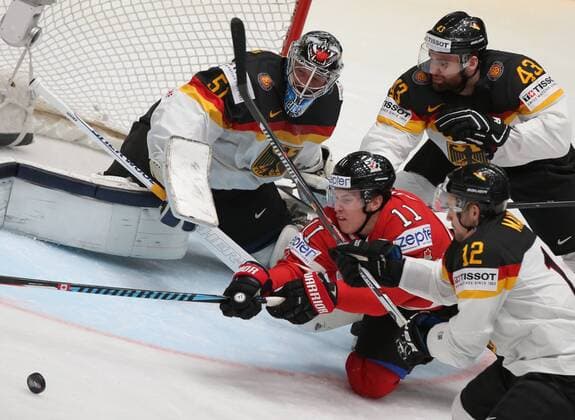 Eishockey WM, Deutschland - Kanada ST. PETERSBURG, RUSSIA. MAY 12, 2016. Germany s goalie Timo Pielmeier, Canada s Brendan Gallagher, Germany s Gerrit Fauser and Brooks Macek (L-R) in action in their 2016 IIHF World Championship WM Weltmeisterschaft Preliminary Round Group B Ice hockey Eishockey match at Yubileyny Sports Palace. Team Canada won the game 5:2. Sergei Savostyanov TASS  TS022A67