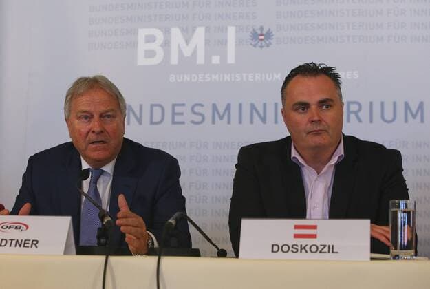 Fußball, PK des ÖFB und des Innenministeriums zur EURO 2016 in Wien SOCCER - UEFA EURO EM Europameisterschaft Fussball 2016, BMI, press conference PK Pressekonferenz VIENNA,AUSTRIA,13.MAY.16 - SOCCER - UEFA EURO 2016, Federal Ministry of the Interior, press conference. Image shows president Leo Windtner (OEFB) and minister of sports Hans Peter Doskozil (AUT). GEPAxpictures xChristianxOrt