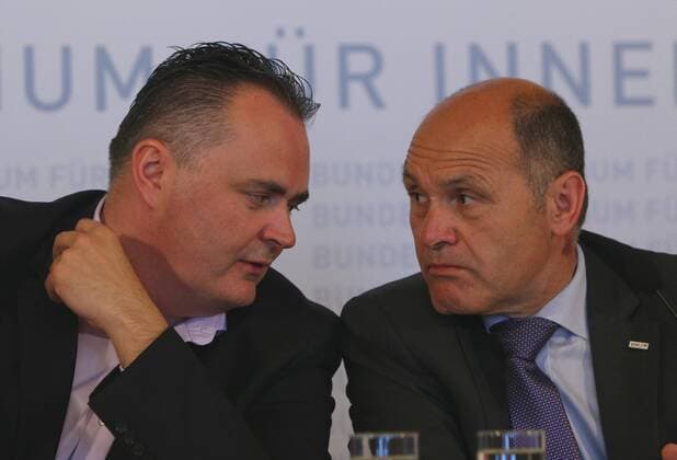 Fußball, PK des ÖFB und des Innenministeriums zur EURO 2016 in Wien SOCCER - UEFA EURO EM Europameisterschaft Fussball 2016, BMI, press conference PK Pressekonferenz VIENNA,AUSTRIA,13.MAY.16 - SOCCER - UEFA EURO 2016, Federal Ministry of the Interior, press conference. Image shows minister of sports Hans Peter Doskozil (AUT) and interior minister Wolfgang Sobotka (AUT). GEPAxpictures xChristianxOrt