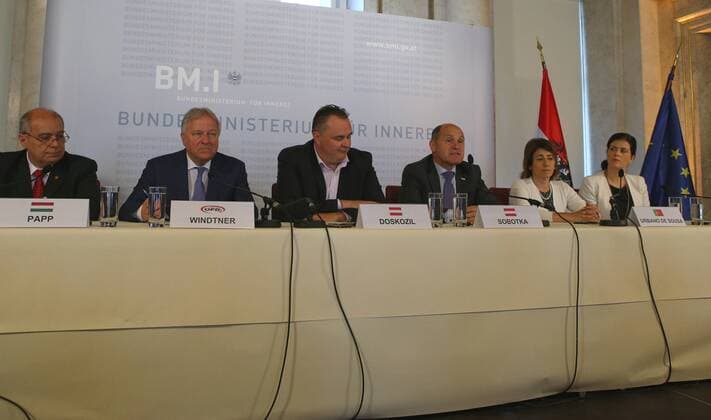 Fußball, PK des ÖFB und des Innenministeriums zur EURO 2016 in Wien SOCCER - UEFA EURO EM Europameisterschaft Fussball 2016, BMI, press conference PK Pressekonferenz VIENNA,AUSTRIA,13.MAY.16 - SOCCER - UEFA EURO 2016, Federal Ministry of the Interior, press conference. Image shows Karoly Papp (National Police HUN), president Leo Windtner (OEFB), minister of sports Hans Peter Doskozil (AUT), interior minister Wolfgang Sobotka (AUT), interior minister Constanca Urbano De Sousa (POR) and Thordis Kolbrun Gylfadoettir (Consultant Interior ministry ISL). GEPAxpictures xChristianxOrt