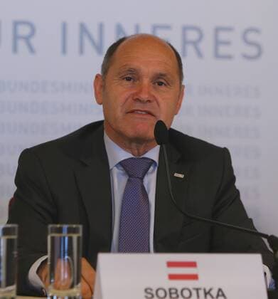 Fußball, PK des ÖFB und des Innenministeriums zur EURO 2016 in Wien SOCCER - UEFA EURO EM Europameisterschaft Fussball 2016, BMI, press conference PK Pressekonferenz VIENNA,AUSTRIA,13.MAY.16 - SOCCER - UEFA EURO 2016, Federal Ministry of the Interior, press conference. Image shows interior minister Wolfgang Sobotka (AUT). GEPAxpictures xChristianxOrt