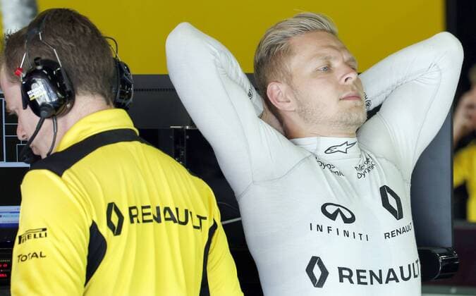 Danish Formula One driver Kevin Magnussen (R), of Renault, during the second training session held at the Barcelona-Catalunya circuit in Montmelo at Barcelona, Spain, on 13 May 2016. The Spanish Formula One Grand Prix will take place on 15 May 2016. SPANISH GRAND PRIX !ACHTUNG: NUR REDAKTIONELLE NUTZUNG!  GRA192 20160513-635987502984839321