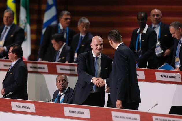 FIFA president, Swiss Gianni Infantino (C) shakes hand with FIFA secretary Markus Kattner (4d) during the second day of 66th FIFA Congress in Mexico City, Mexico, 13 May 2016. FIFA congress runs from 12 to 13 May 2016. 66th FIFA Congress in Mexico City !ACHTUNG: NUR REDAKTIONELLE NUTZUNG!  MEX50 20160513-635987725328510340