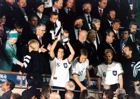 Siegerehrung EM Finale 1996: Mehmet Scholl präsentiert den Pokal, daneben Oliver Bierhoff, Matthias Sammer, Torwart Oliver Reck (alle BR Deutschland), li. gratuliert Queen Elizabeth II. von England Torwart Oliver Kahn (BR Deutschland)