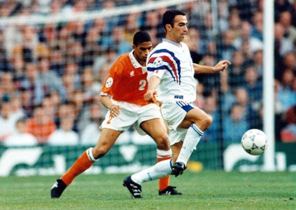 Youri Djorkaeff (Frankreich) gegen Michael Reiziger (Niederlande)