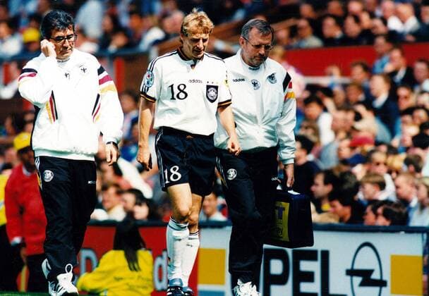 Jürgen Klinsmann (BR Deutschland) verletzt