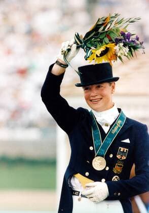 Olympische Spiele 1996 in Atlanta, Siegerehrung Dressur: Olympiasiegerin Isabell Werth (Deutschland)