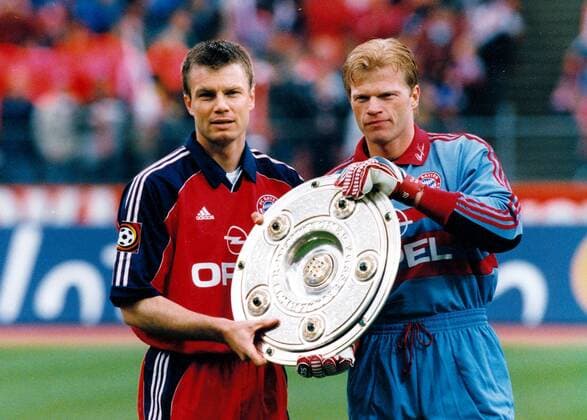 FC Bayern München, deutscher Meister 1999, Thomas Helmer und Torwart Oliver Kahn präsentieren die Meisterschale