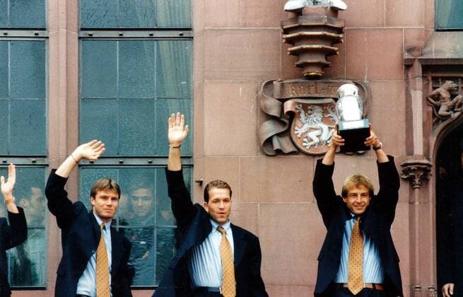 1996: Empfang von Europameister Deutschland in Frankfurt, v.li.: Thomas Helmer, Torwart Andreas Köpke, Jürgen Klinsmann
